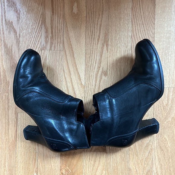 Born black leather ankle booties 3” heel size 7.5 EUC very comfortable - Picture 4 of 13